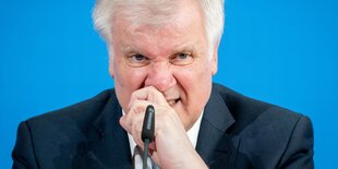 Horst Seehofer mit zerknautschtem Gesicht am Mikro