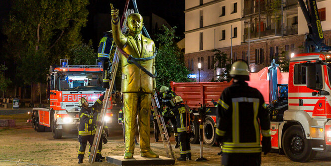 Nacht in Wiesbaden: Die Feuerwehr bereitet den Abtransport einer vergoldeten, überlebensgroßen Erdogan-Statue vor