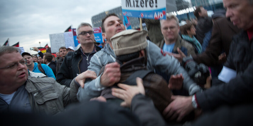 Bei einer AfD-Demo im Herbst 2015 in Berlin wird ein Fotojournalist von Demonstrierenden angegriffen