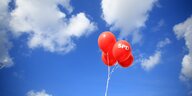 Vier rote SPD-Luftballons vor blauem HImmel