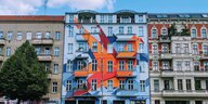 Ein bunt bemaltes Berliner Haus zwischen zwei eher konventionellen Altbauten