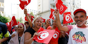 Leute mit Tunesien-Fähnchen