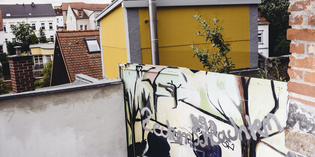 Auf einem Graffito in Wurzen steht die Zeile „Zecken schlachten“