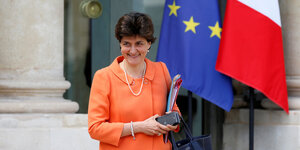 Frankreichs Verteidigungministerin Sylvie Goulard vor EU-Fahne und französischer Trikolore