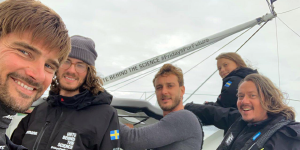 Das Team der Rennjacht Malizia zeigt Boris Herrmann den Skipper, Nathan Grossman, den Filmemacher, Pierre Casiraghi, der Co-Skipper, Greta Thunberg, Klimaaktivistin aus Schweden, und ihr Vater Svante Thunberg auf Hoher See