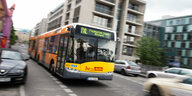 Ein Bus der BVG fährt über due Marschallbrücke in Berlin