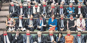 Szene aus dem Unterhaus. Die Abgeordneten haben in der Fotomontage ein rotes Kreuz auf dem Mund. In ihrer Mitte sitzt Boris Johnson