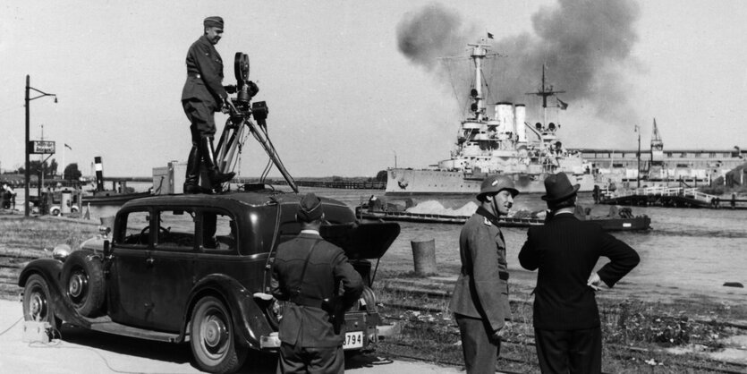 Filmdreh vom Autodach auf schießendes Kriegsschiff