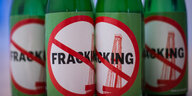 Flaschen mit durchgestrichenem Fracking-Logo