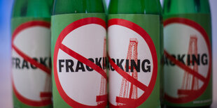 Flaschen mit durchgestrichenem Fracking-Logo