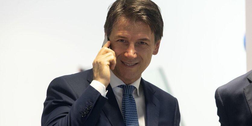 Italiens Premierminister Giuseppe Conte spricht am Telefon