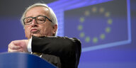 ean-Claude Juncker schaut auf seine Uhr