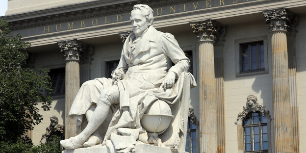 die Skulptur Alexander von Humboldts vor der Humboldt-Universität