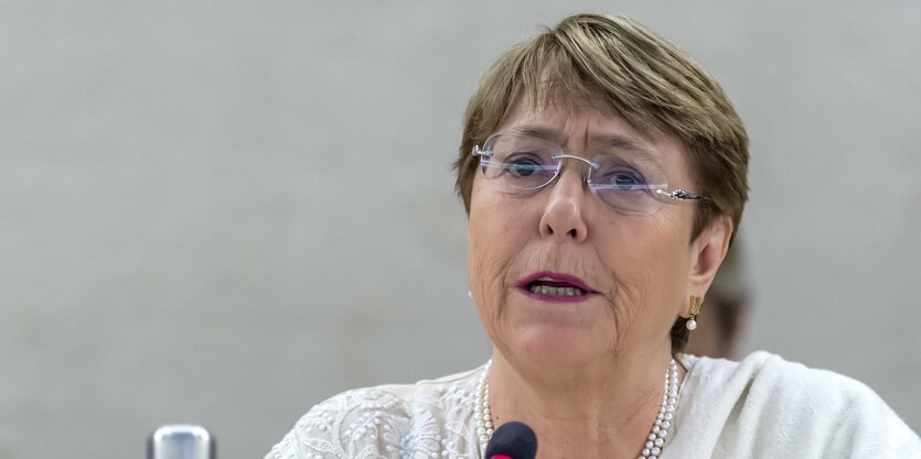 Die 67-jährige Chilenin Michelle Bachelet, blond und mit Brille