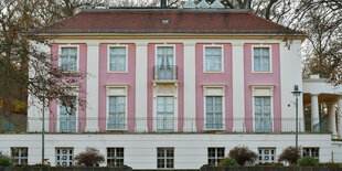 Brandenburg, Bad Freienwalde: Dasrosa farbene Schloss in der Stadt Bad Freienwalde im Landkreis Märkisch-Oderland