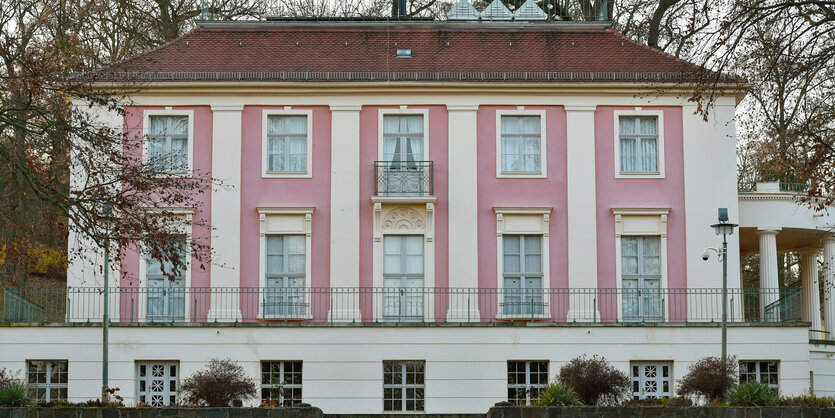 Brandenburg, Bad Freienwalde: Dasrosa farbene Schloss in der Stadt Bad Freienwalde im Landkreis Märkisch-Oderland