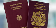 Ein deutscher Reisepass und ein britischer Reisepass