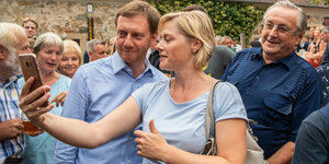 Sachsens Ministerpräsident Michael Kretschmer trifft sich mit Wählerinnen und Wählern in Arnsdorf.