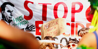 Ein Schild mit der Aufschrift "Mercosur verkauft den Amazonas": Proteste von Extinction Rebellion in Brüssel