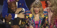 Taylor Swift ist bunt gekleidet und nimmt den Preis für das beste Video vom MTV Award entgegen
