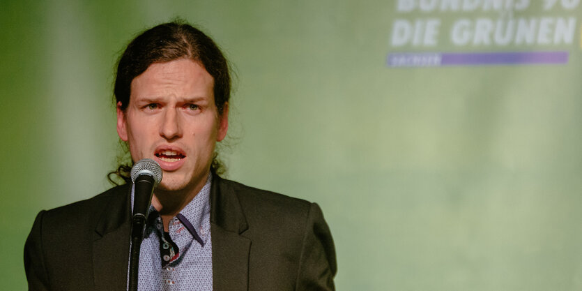 Jürgen Kasek steht an einem Mikrofon und redet