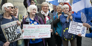 "Wir fordern Demokratie!" steht auf einem Plakat. Brexit-Gegner demonstrieren am Freitag vor dem höchsten Zivilgericht "Court of Session" in Edinburgh
