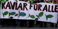 Demo-Transparent, darauf steht: "Kaviar für alle"