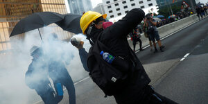 Ein Demonstrant wirft eine Gaskartusche