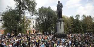 Viele Leute vor einem Denkmal