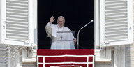 Papst Franziskus grüßt aus einem Fenster