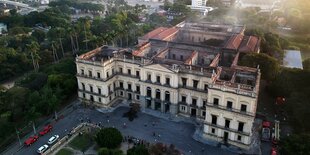 Das Nationalmuseum in Rio de Janeiro kurz nach dem Brand. Man sieht noch Rauch am Himmel. Im Hintergrund ist das Stadion.