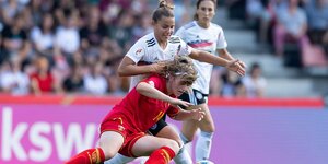 Deutschland-Montenegro: Die deutsche Nationalspielerin Lena Oberdorf im Zweikamp mit Jelena Karlicic