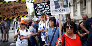 Frauen halten in London Protestslogans gegen Johnson hoch