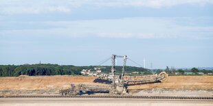 Schaufelradbagger vor dem Hambacher Forst