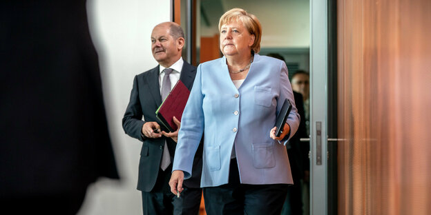 Bundeskanzlerin Angela Merkel (CDU) kommt neben Olaf Scholz (SPD), Bundesfinanzminister, zur Sitzung des Bundeskabinetts