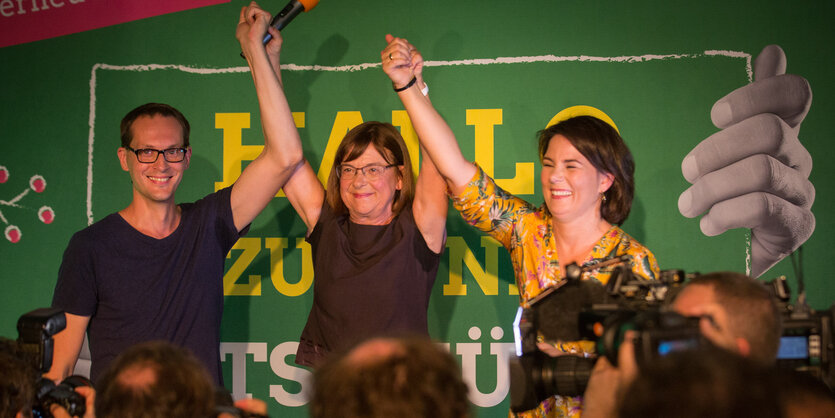 Spitzen-Kandidaten Duo Ursula Nonnemacher und Benjamin Raschke zusammen mit der Grünen Bundesvorsitzenden Annalena Baerbock auf der Wahlparty der Grünen zur Landtagswahl in Brandenburg