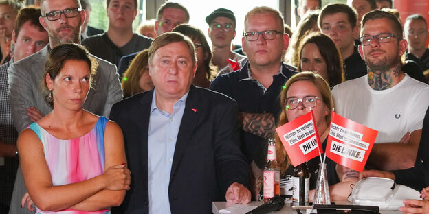 Parteimitglieder der Linken in Sachsen gucken betrübt nach der ersten Bekanntgabe der Wahlergebnisse