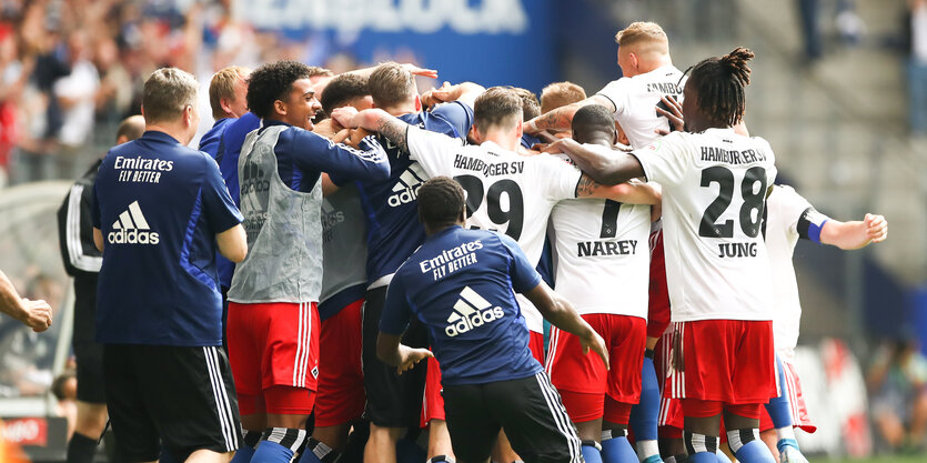 Die Spieler des HSV stürzen sich im Pulk auf Bakery Jatta.