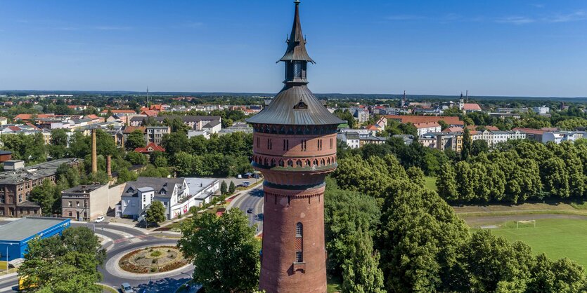 Stadtpanorama mit Wasserturm in der Mitte