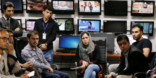 Afghanische Journalistinnen und Journalisten in einem Meeting in einem Newsroom in Kabul am 7. September 2018.