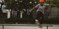 Skatepunk beim Grinden auf einer Bank in Cebu City auf den Philippinen