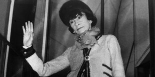 Eine Schwarzweißfotografie zeigt Gabrielle „Coco“ Chanel