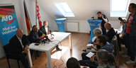 Mark Runge, Frank Magnitz und Uwe Felgenträger von der AfD geben bei einer Pressekonferenz bekannt, die Fraktion zu verlassen.
