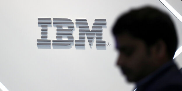 Die Silhouette eines Mannes vor dem Logo von IBM