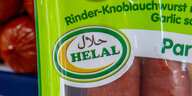 Ein "Helal-Siegel" ist auf einem Wurstprodukt in einem Kühlregal eines türkischen Supermarktes zu sehen.