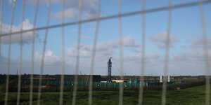 Britisches Frackinggebiet in weiter Ferne, durch einen Zaun fotografiert. Bild aus dem Jahr 2018