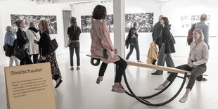 Zwei Frauen auf einer Schaukel in der Ausstellung "In Zukunft".