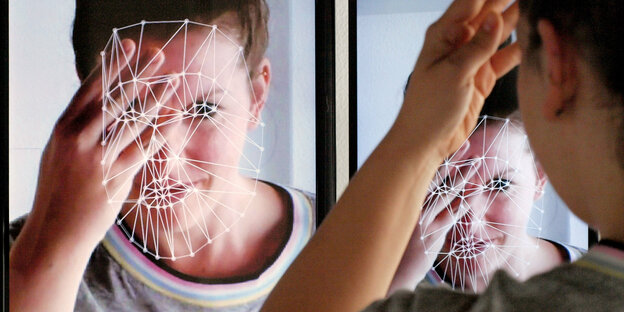 Eine Frau betrachtet sich in einem Spiegel, der Vektorpunkt auf ihr Gesicht projiziert.