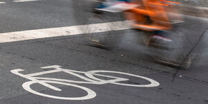Ein Fahrradfahrer fährt über einen Radweg