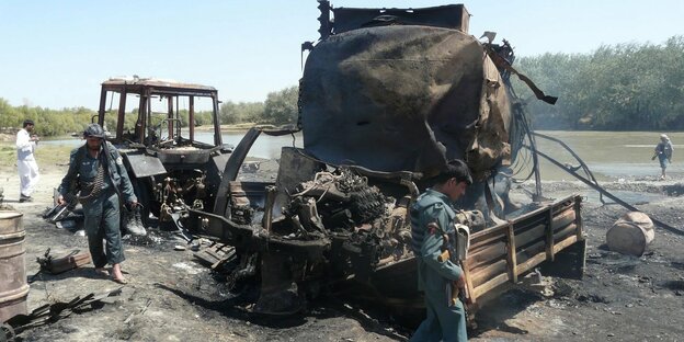 Die ausgebrannten Tanklastzüge nach dem Bombardement